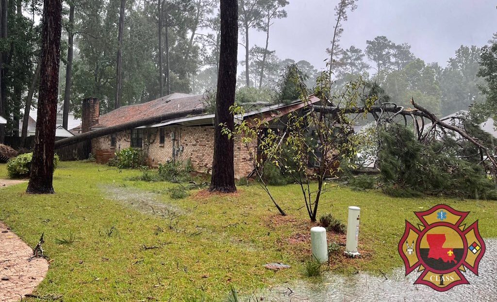 https://digital-release.wgno.com/news/louisiana/st-tammany-parish/hurricane-ida-sends-tree-crashing-onto-roof-of-a-mandeville-house/