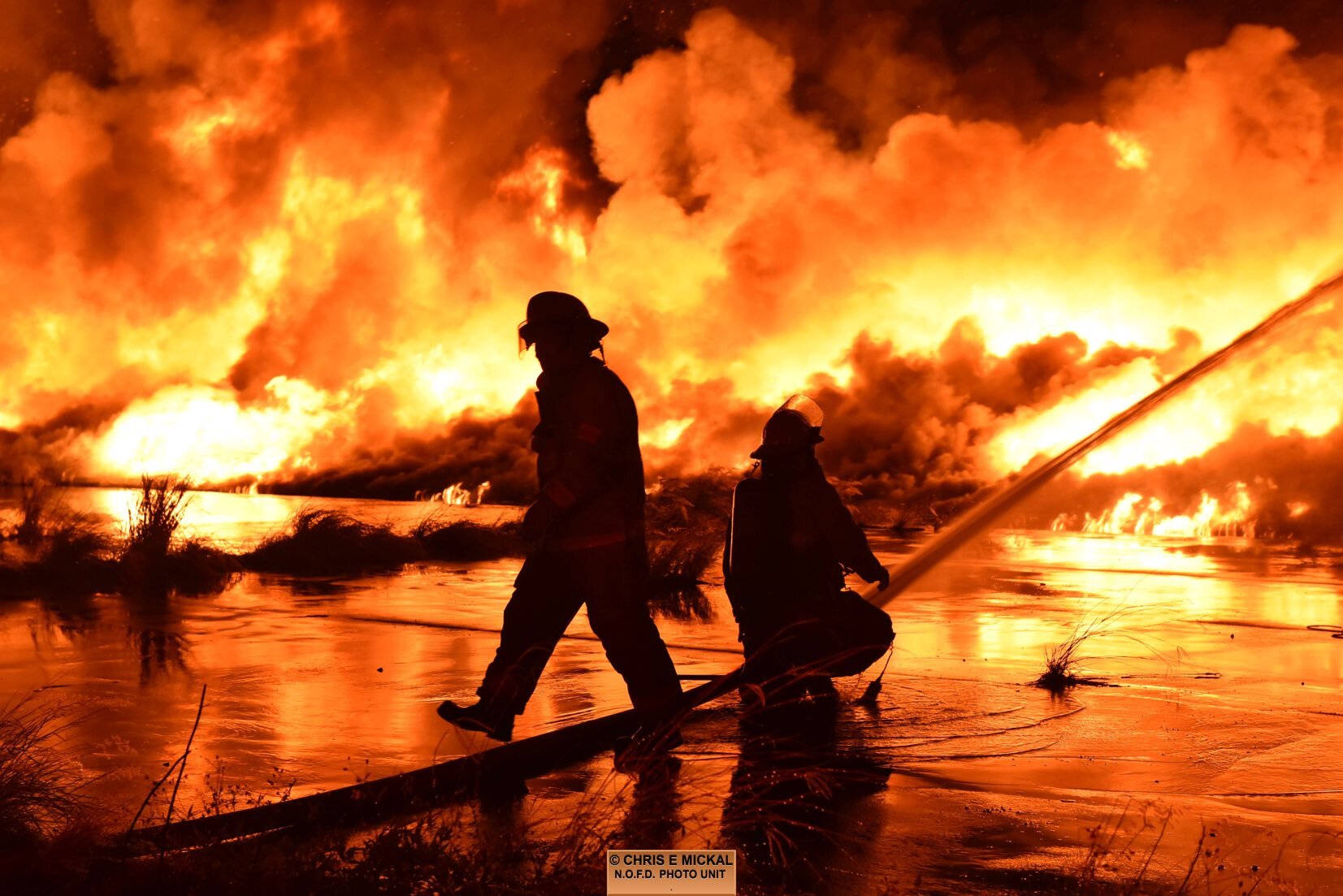 https://digital-release.wgno.com/news/massive-fire-engulfs-wharf-along-new-orleans-riverfront/