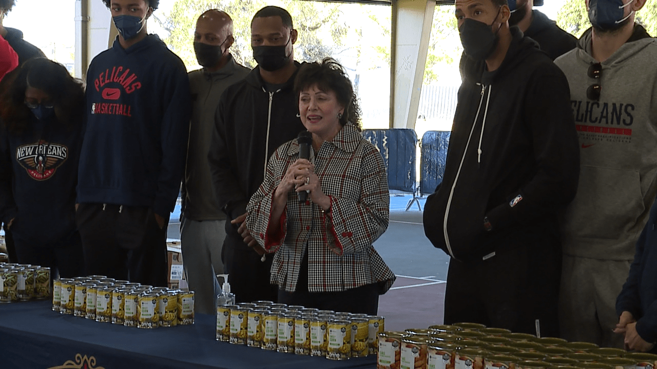 https://digital-release.wgno.com/community/gayle-bensons-pelicans-celebrate-thanksgiving-by-donating-food-and-tickets-to-100-local-families/