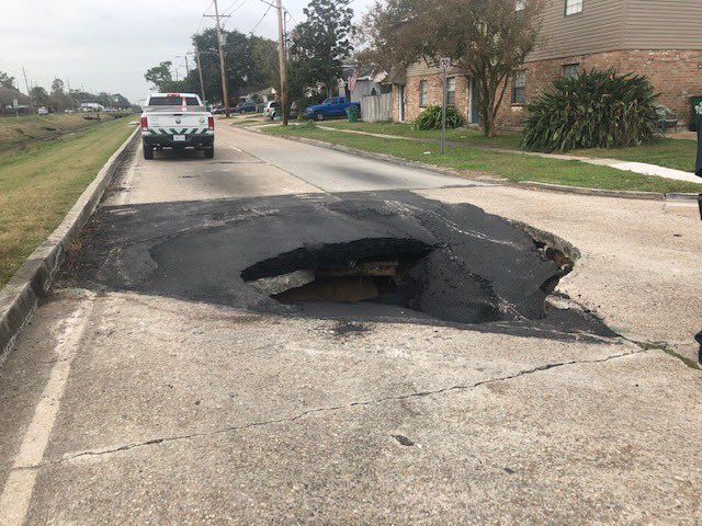 https://digital-release.wgno.com/news/louisiana/jefferson-parish/sinkhole-forces-emergency-road-closure-in-metairie/