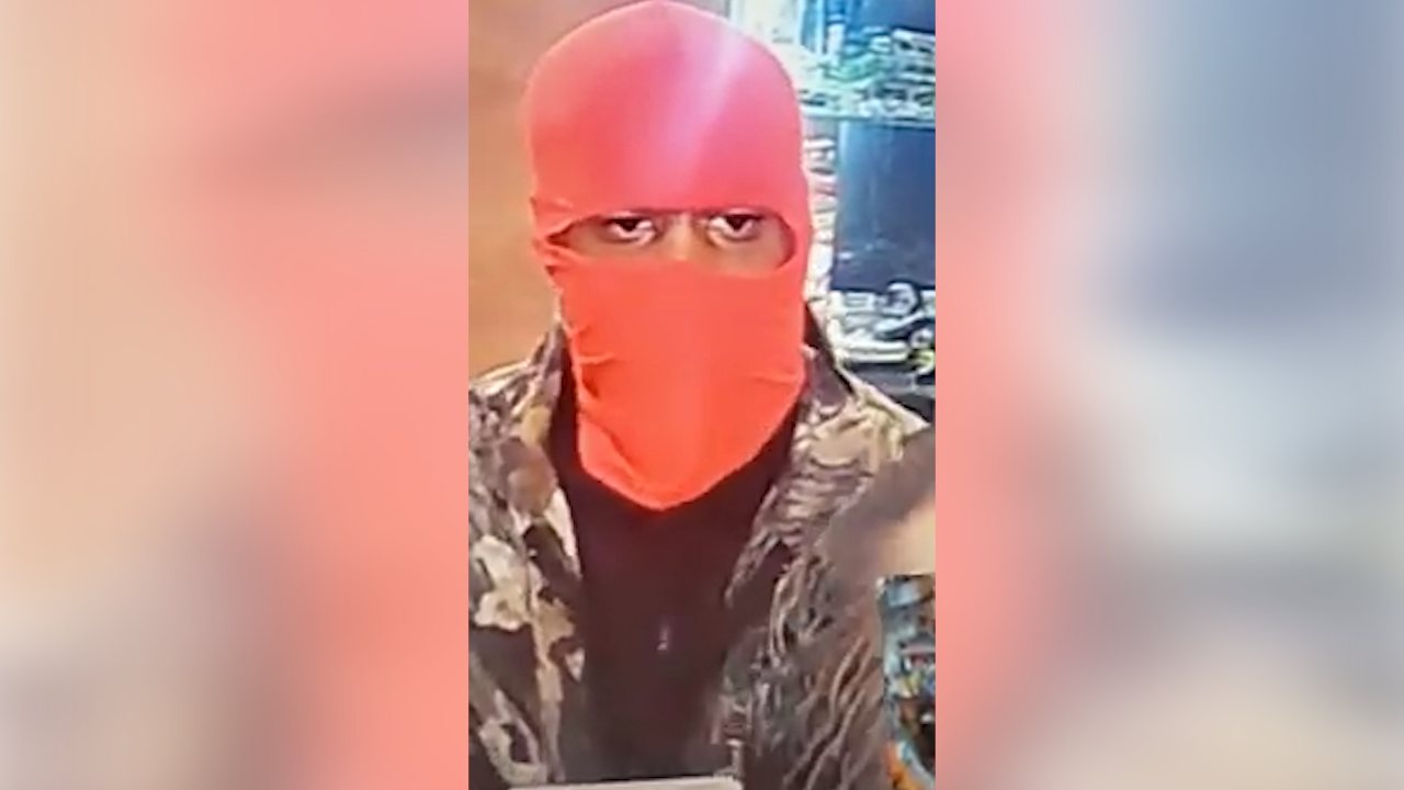 https://digital-release.wgno.com/news/crime/watch-nopd-releases-chilling-surveillance-footage-of-armed-robbery-suspect-in-action/
