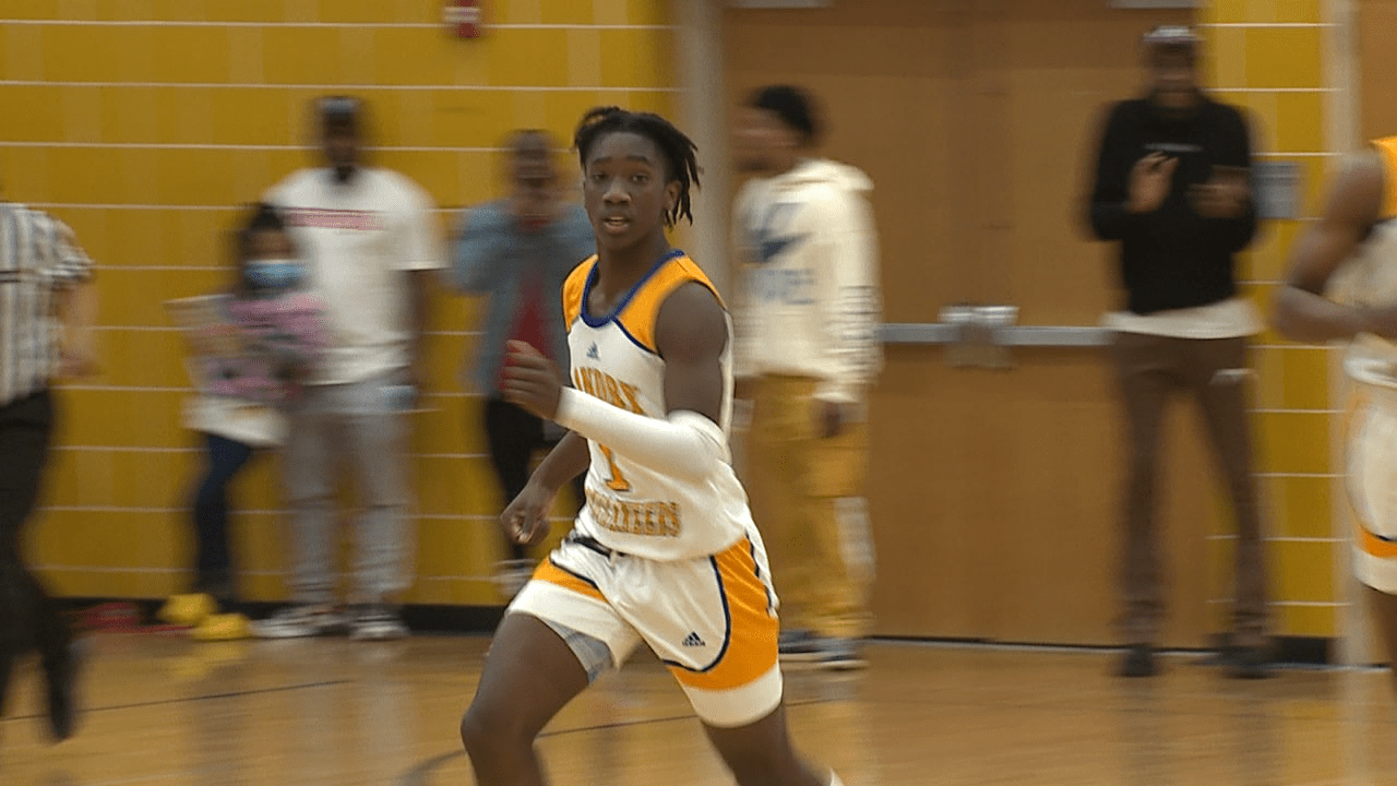 https://digital-release.wgno.com/sports/highlights-landry-karr-keep-hoop-dreams-alive-in-class-4a-playoffs/