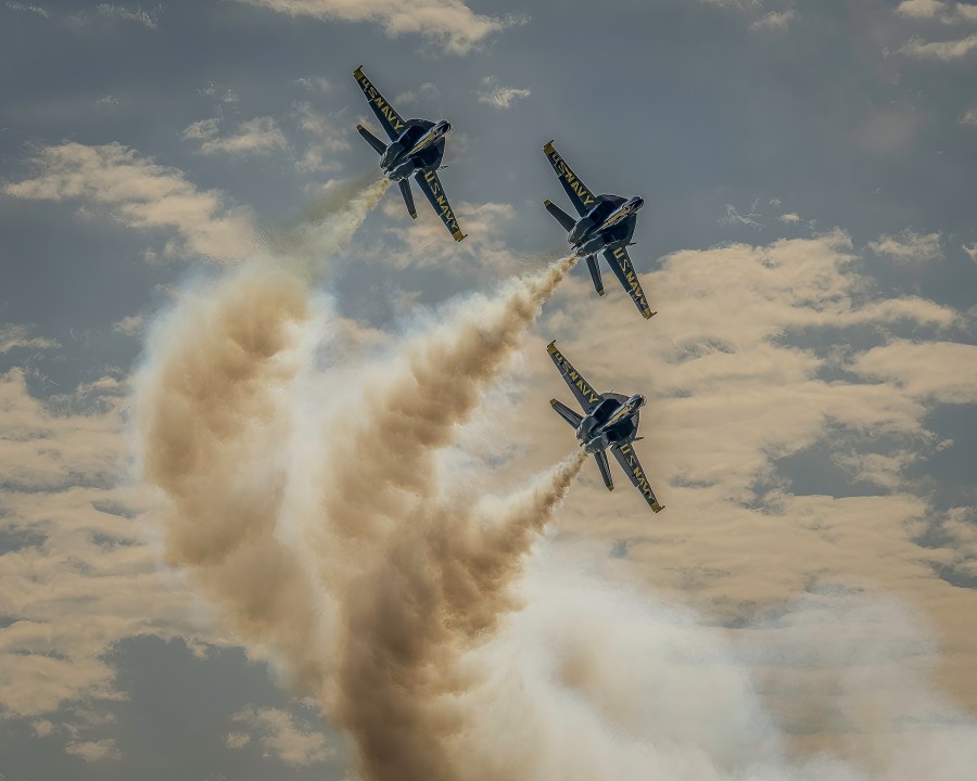 https://digital-release.wgno.com/news/local/gallery-see-the-spectacular-blue-angels-soar-in-new-orleans-air-show/